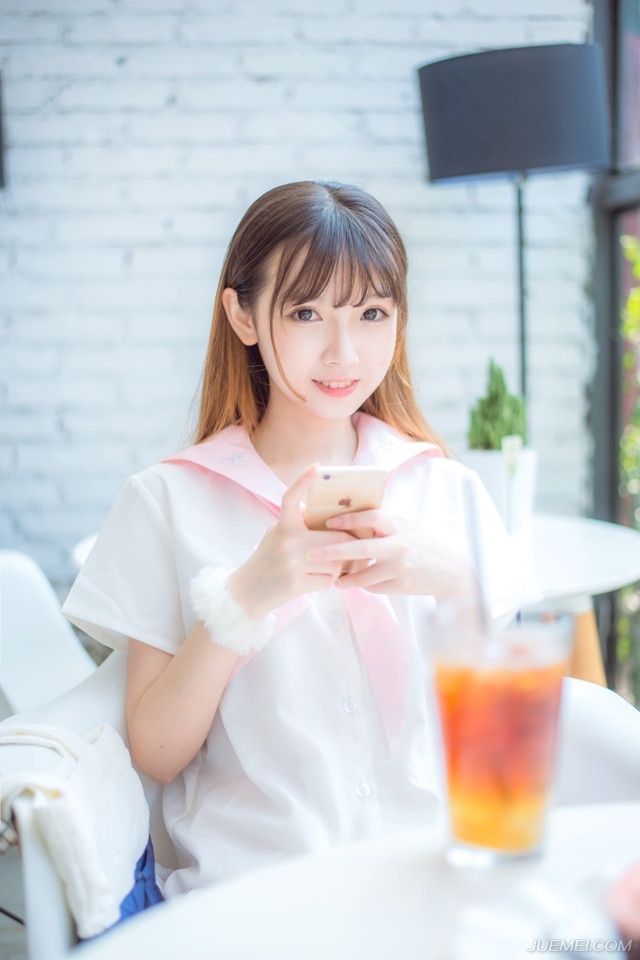 毕竟相比起来，虽然打下中原，会同时跟江东、荆州接壤，两面乃至三面受敌，但如果吕布先取荆州的话，便要随时面临被曹操切断后路的危险，至于蜀中，虽然对于刘璋曹操不怎么看得上眼，不过蜀中的地势太好了，粮道艰难，注定吕布无法投入大兵力去征讨，而且沿途上还有重重关隘。